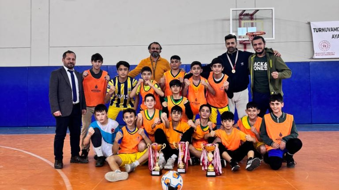 Okul Futbol Takımımız İlçe Futbol Turnuvasında Şampiyon Olmuştur 
